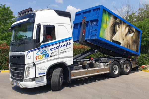 Autocarri a 3 assi ADR | Mezzi | REM Ecologia