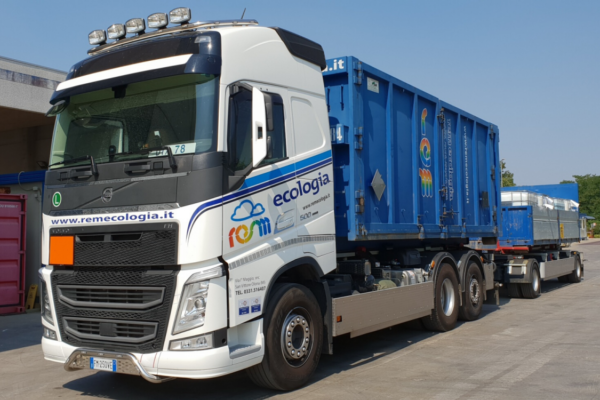 Autotreni ADR con rimorchio a 2 assi | Mezzi | REM Ecologia
